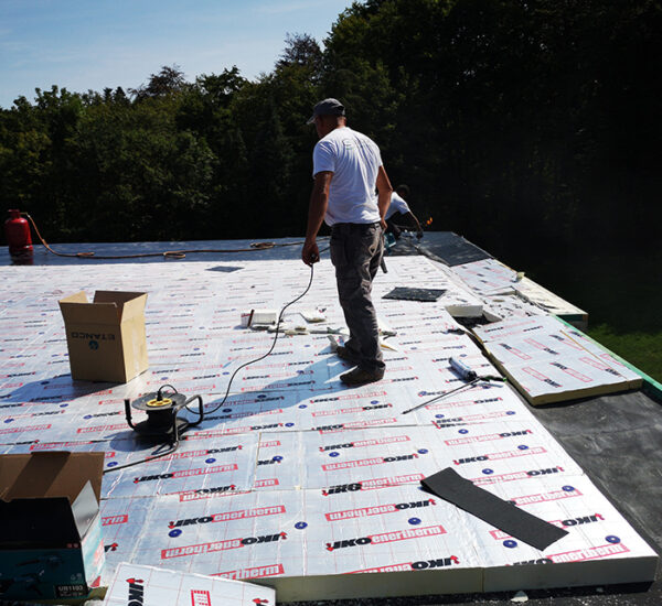 chantier d'isolation d'une toiture plate