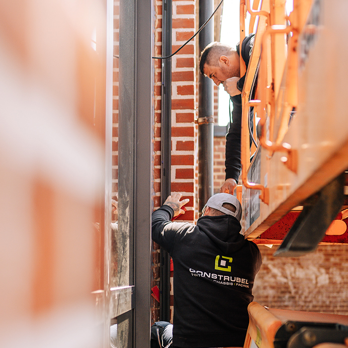 installation de châssis en aluminium sur un bâtiment industriel