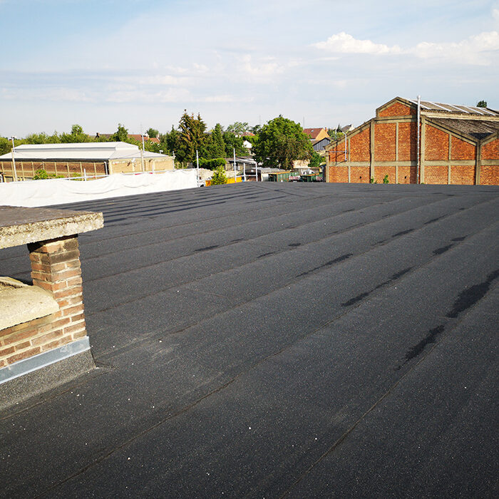 Toiture plate d'un bâtiment industriel recouvert par l'entreprise Construbel