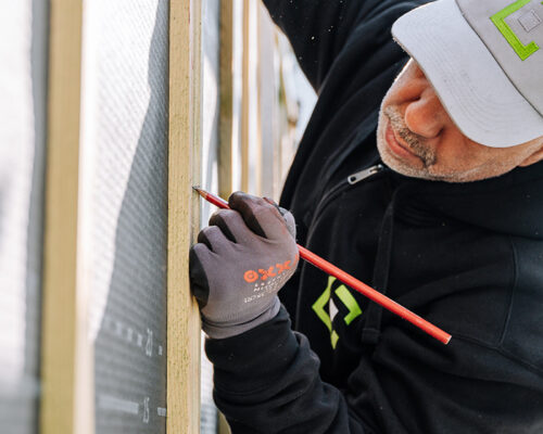 ouvrier concentré sur une tâche d'isolation de façade