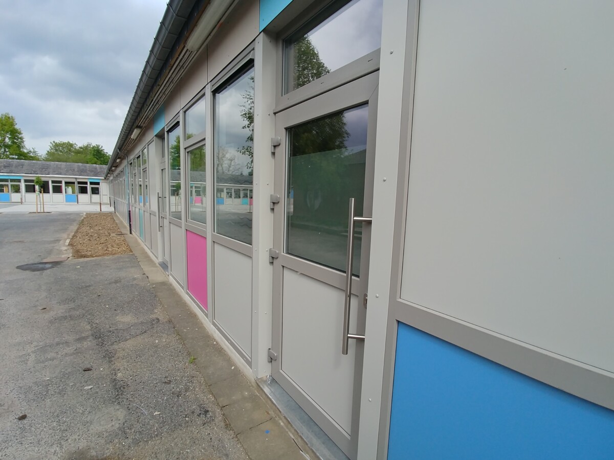 Châssis en PVC bâtiments d'une école dont les châssis en PVC ont été remplacés