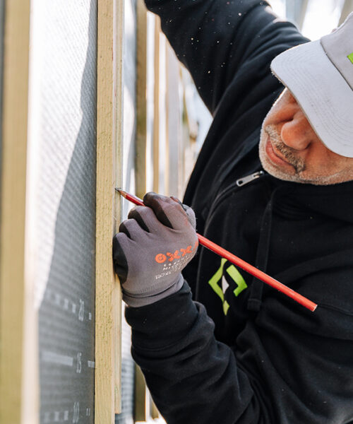 ouvrier concentré sur une tâche d'isolation de façade